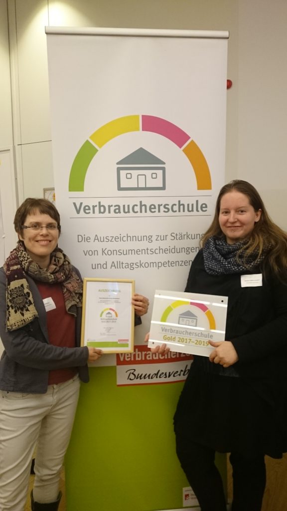 Frau Hoffmann, Frau Dr. Gäbler-Schwarz, Auszeichnung "Verbraucherschule" in Gold